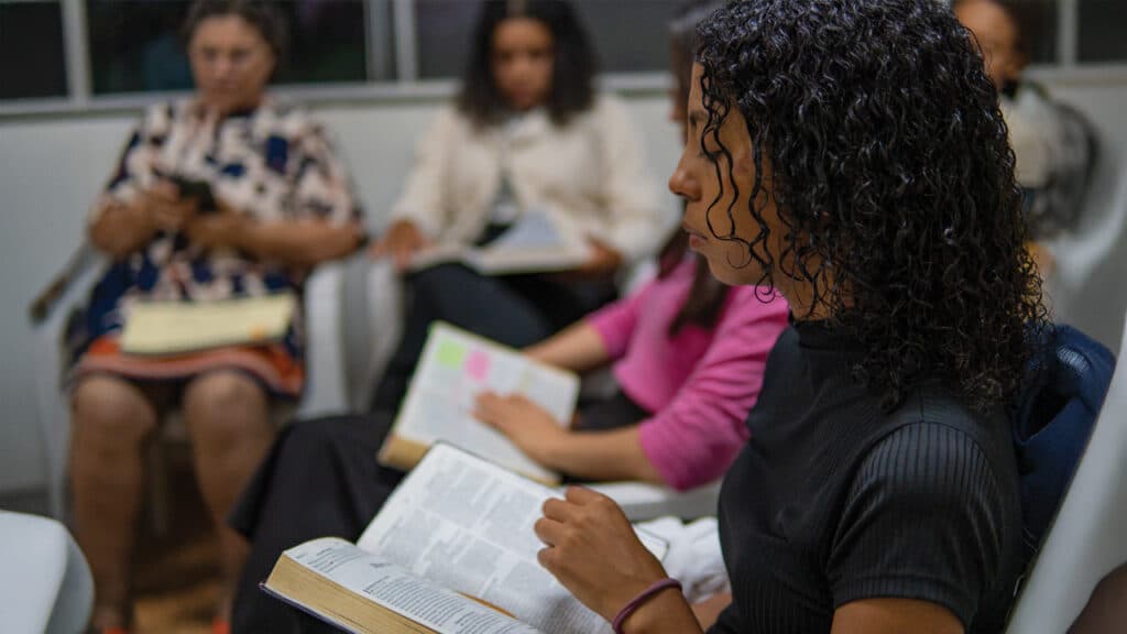 Momento de estudo da Bíblia na Escola Madison