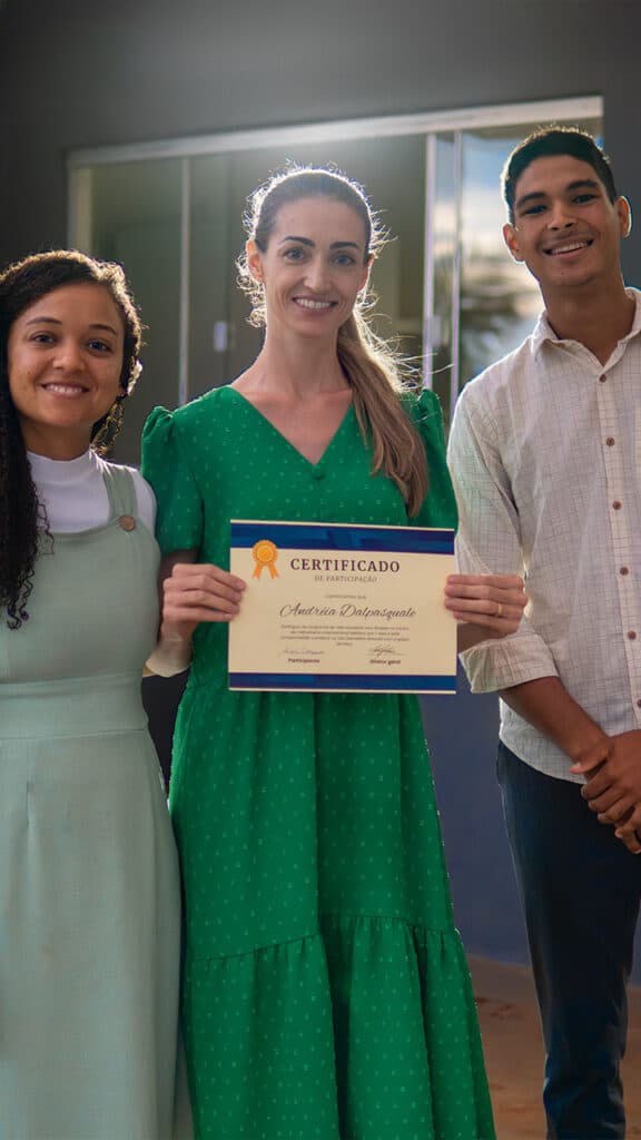 Participantes da Escola Madison com certificado de conclusão