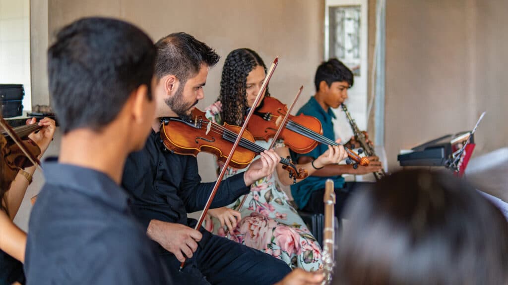 Atividade musical em grupo na Escola Madison